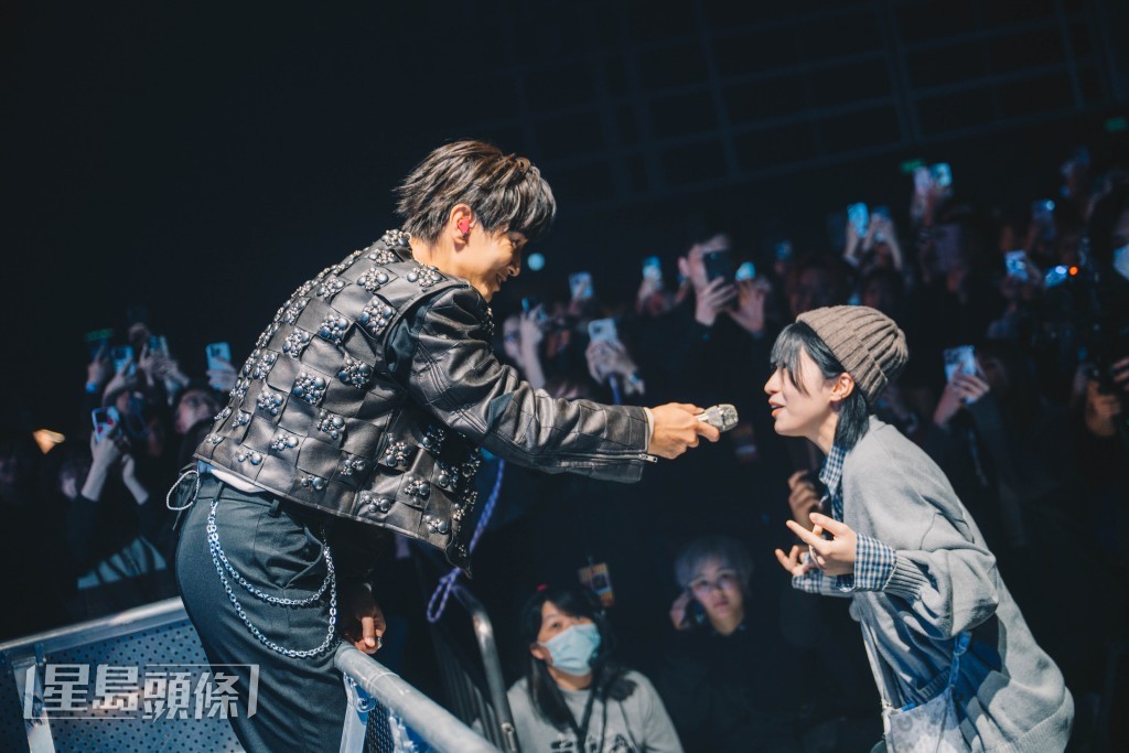 陳柏宇演繹《可靠我》時,更特地走近台前,與合唱此曲的座上客何洛瑤sica互動一番。 陳柏宇演繹《可靠我》時,更特地走近台前,與合唱此曲的座上客何洛瑤sica互動一番。