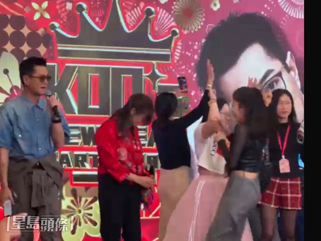 叫人上台跳舞。 叫人上台跳舞。