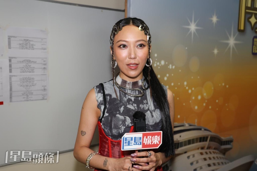 因為感覺他們太青春,她就像與這件事無關似的。 因為感覺他們太青春,她就像與這件事無關似的。