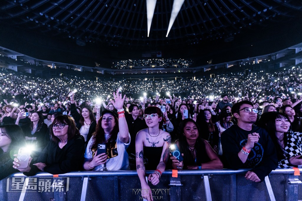 fans睇得好開心。 fans睇得好開心。