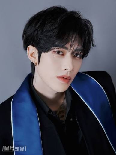 Ricky來自美籍華商家庭。