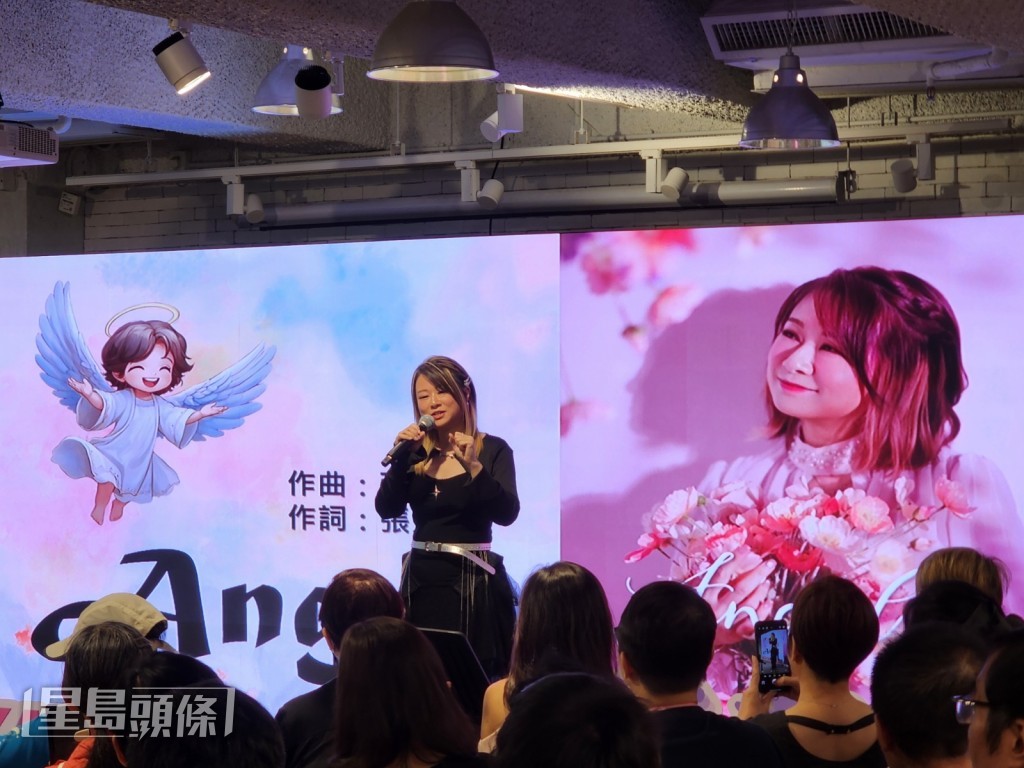 當演繹《活著就是祭》時,芷盈一時感觸起來、帶淚傾訴。 當演繹《活著就是祭》時,芷盈一時感觸起來、帶淚傾訴。