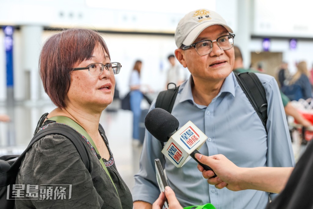 李氏夫婦錯峰外遊,早前已出發到吉隆坡遊玩6天,今日返港。 李氏夫婦錯峰外遊,早前已出發到吉隆坡遊玩6天,今日返港。