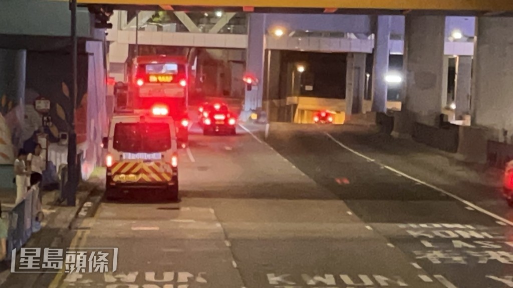觀塘道擺放兩輛警車視察，偵察通緝車輛行蹤。蔡楚輝攝