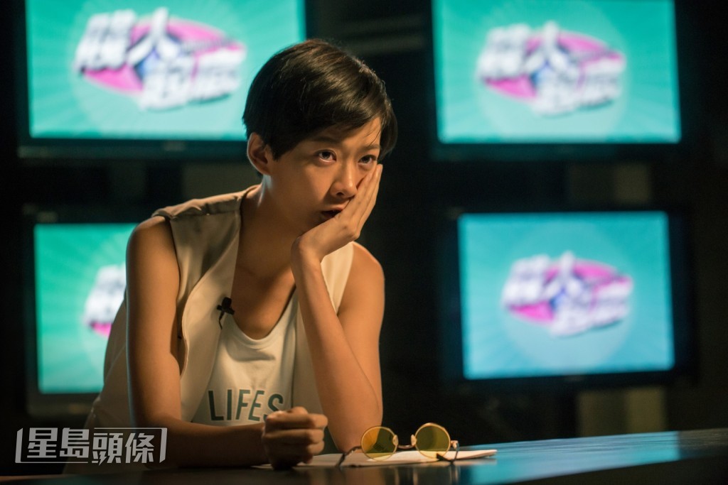 電視台編輯細薑(廖子妤飾)懷疑吳少金就是專門敲詐電影公司的神秘影評人。 電視台編輯細薑(廖子妤飾)懷疑吳少金就是專門敲詐電影公司的神秘影評人。