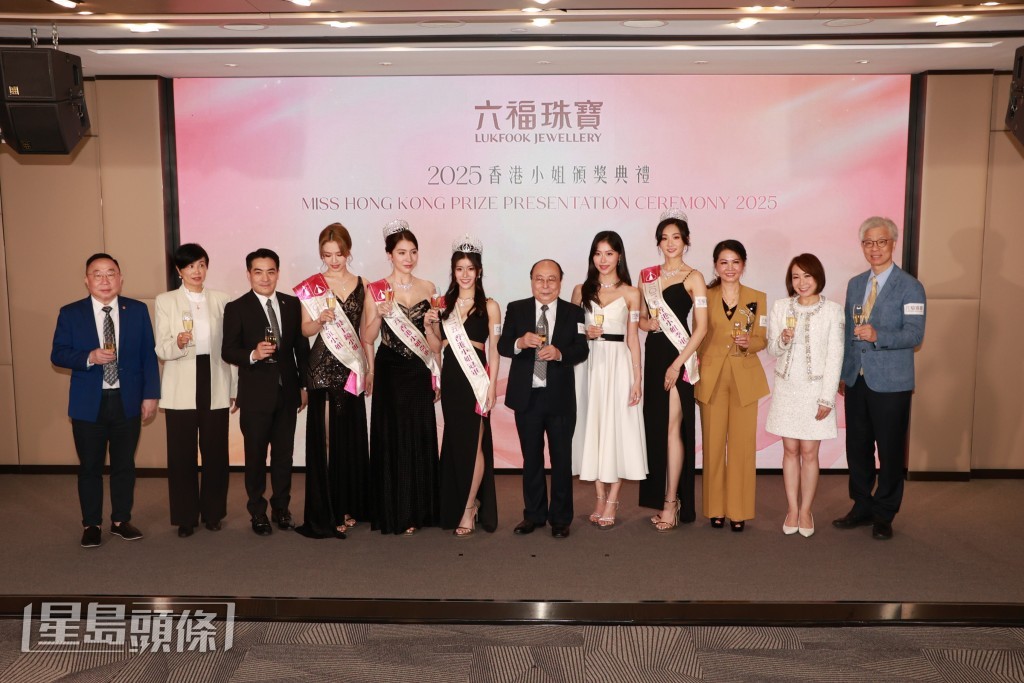 應屆港姐們到沙田出席領獎活動，接受后冠及珠寶等獎品。