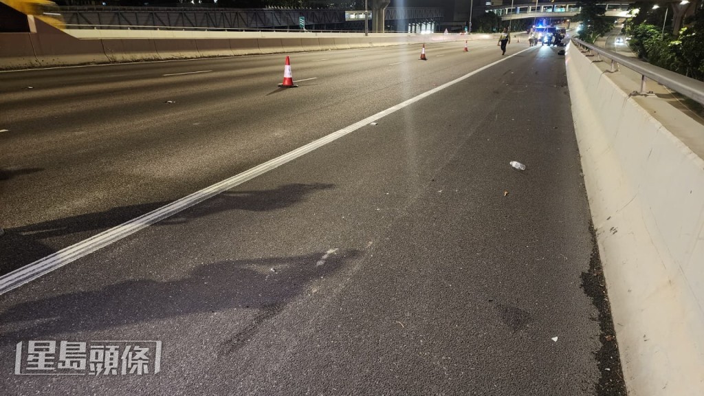 電單車遭撞擊後失控,23歲鐵騎司機瞬間拋飛出車外約30米撞地,現場留下一灘血漬。黎志偉攝 電單車遭撞擊後失控,23歲鐵騎司機瞬間拋飛出車外約30米撞地,現場留下一灘血漬。黎志偉攝