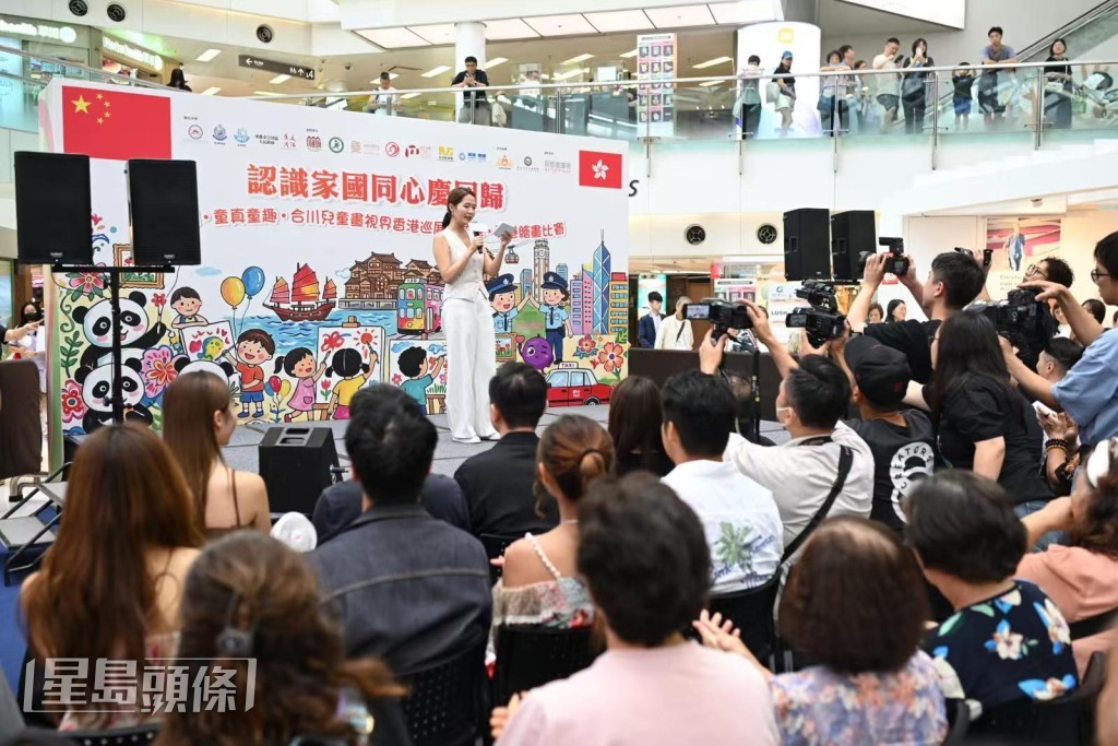 不少市民駐足觀賞表演及打卡留影。