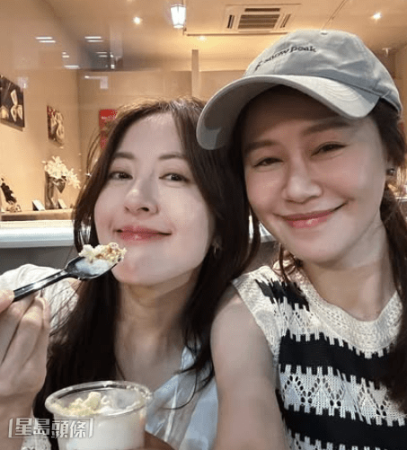 唐詩詠近日與好老黃翠如同遊日本。