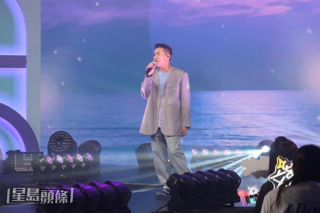 梁漢文在台上獻唱。 梁漢文在台上獻唱。