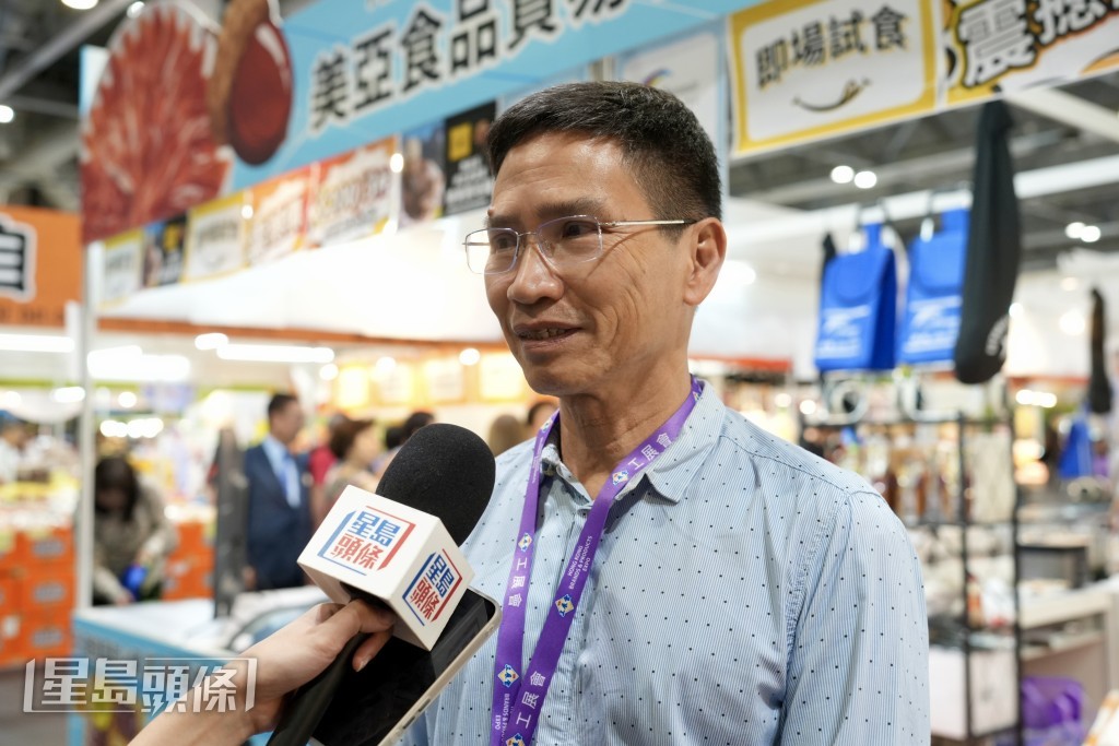 参展商负责人许先生指今天人流量不俗,平均消费约200至300元。 参展商负责人许先生指今天人流量不俗,平均消费约200至300元。