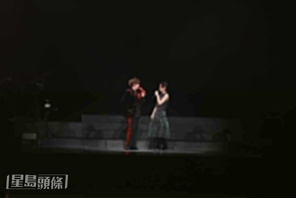 兩人合唱《愛不單行》。