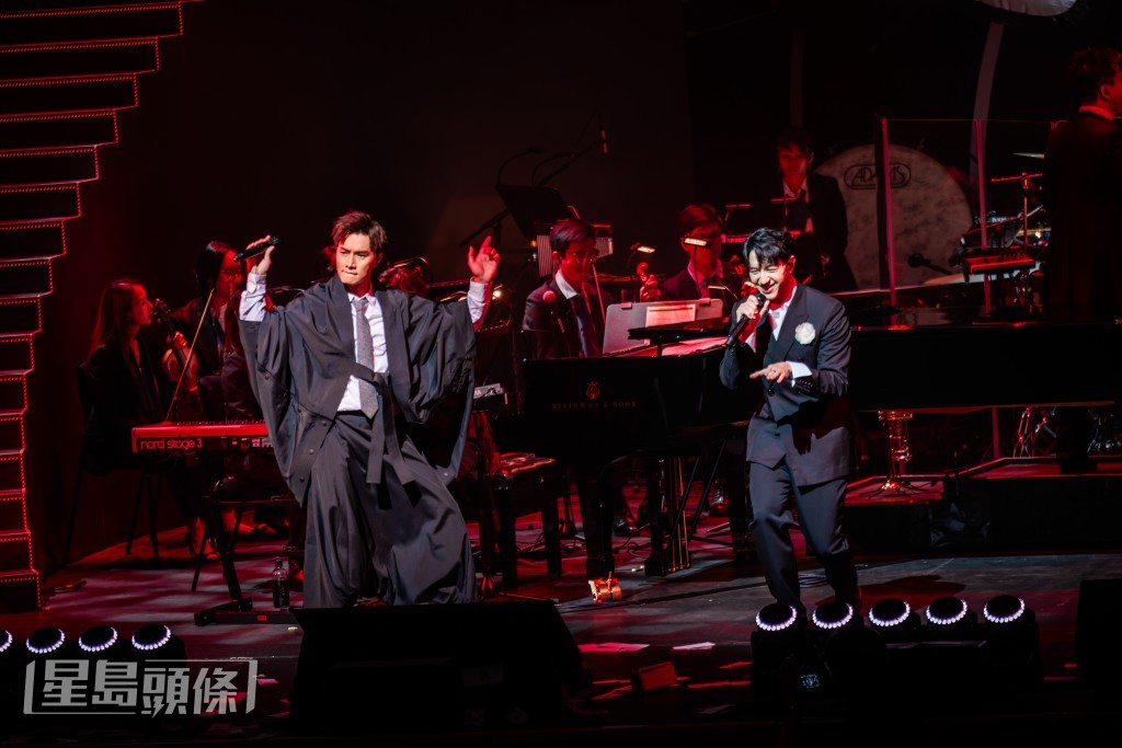 Jason 和 Jay Fung合唱《全球百大型男》和《Life Is The Answer》送歌迷。