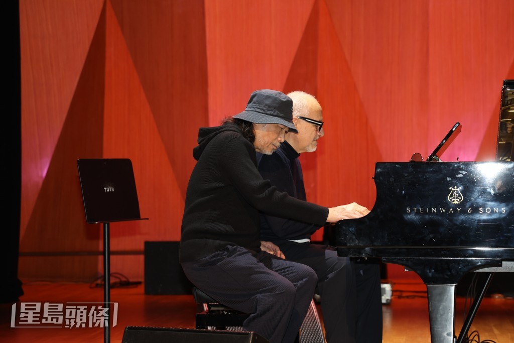 Danny与意大利钢琴家Danilo表演“四手联弹”，大展琴技。