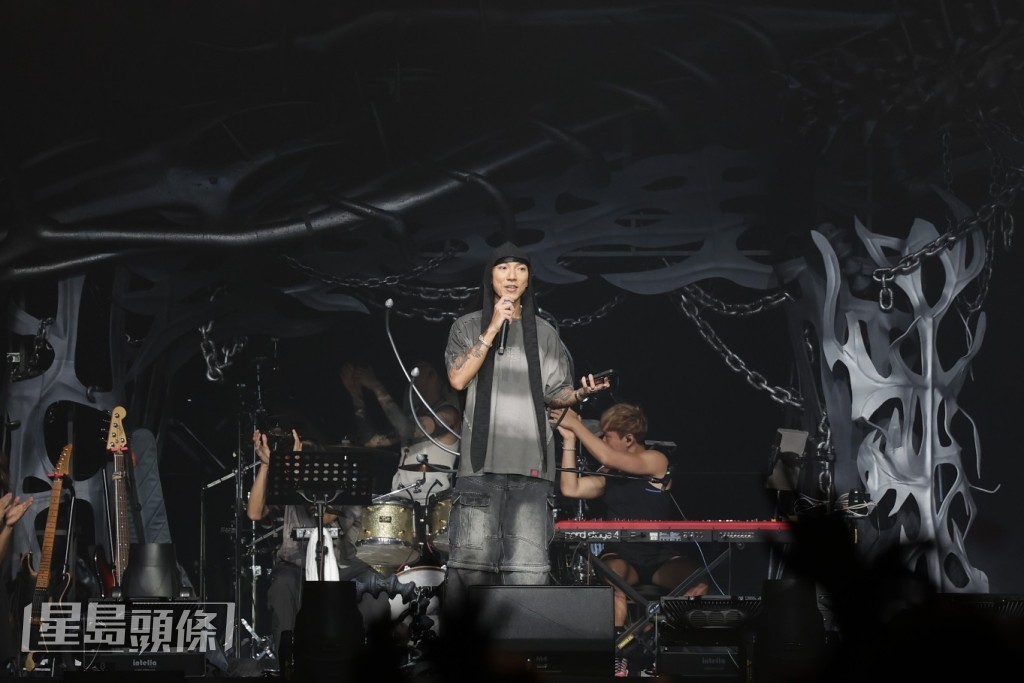 Novel Fergus相信這位已故歌迷會在場，並謂：「多謝你！」