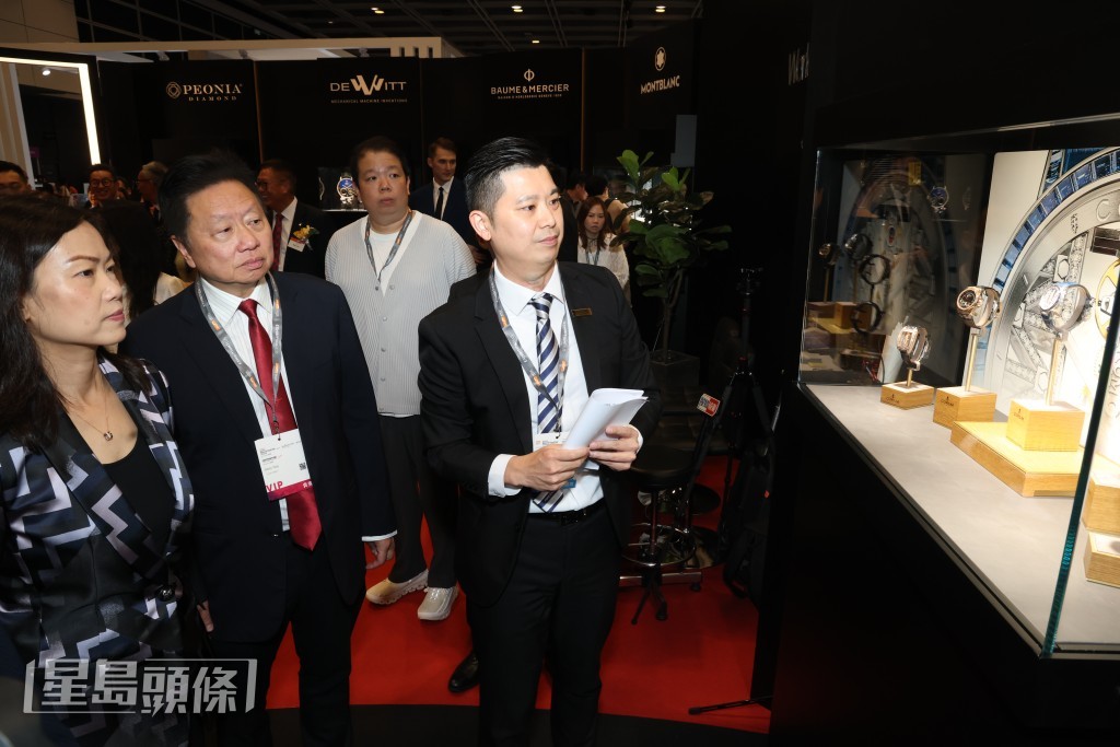 鄧鉅明博士向一眾嘉賓介紹展品。