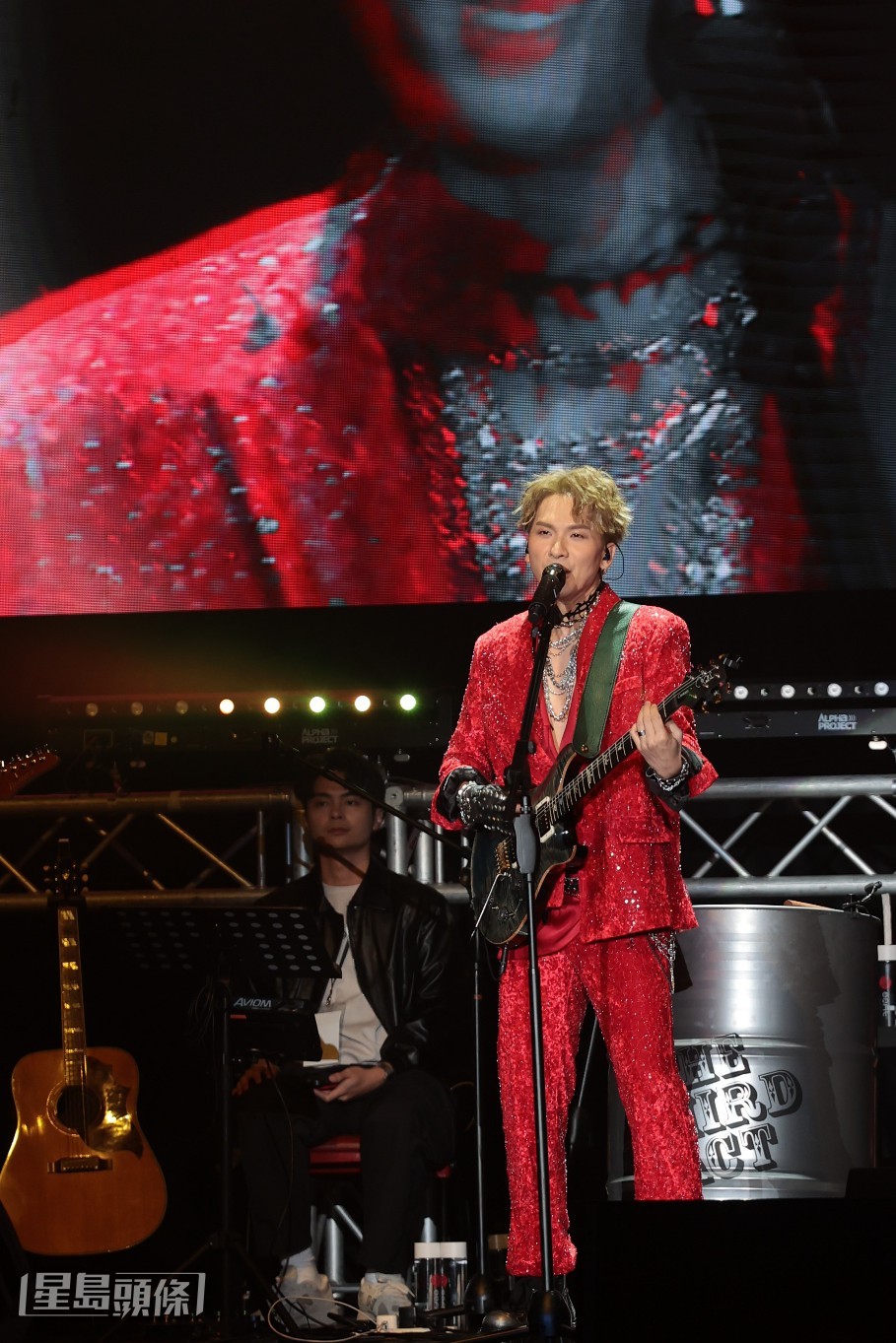 吉吉型爆為演唱會揭開序幕。 吉吉型爆為演唱會揭開序幕。