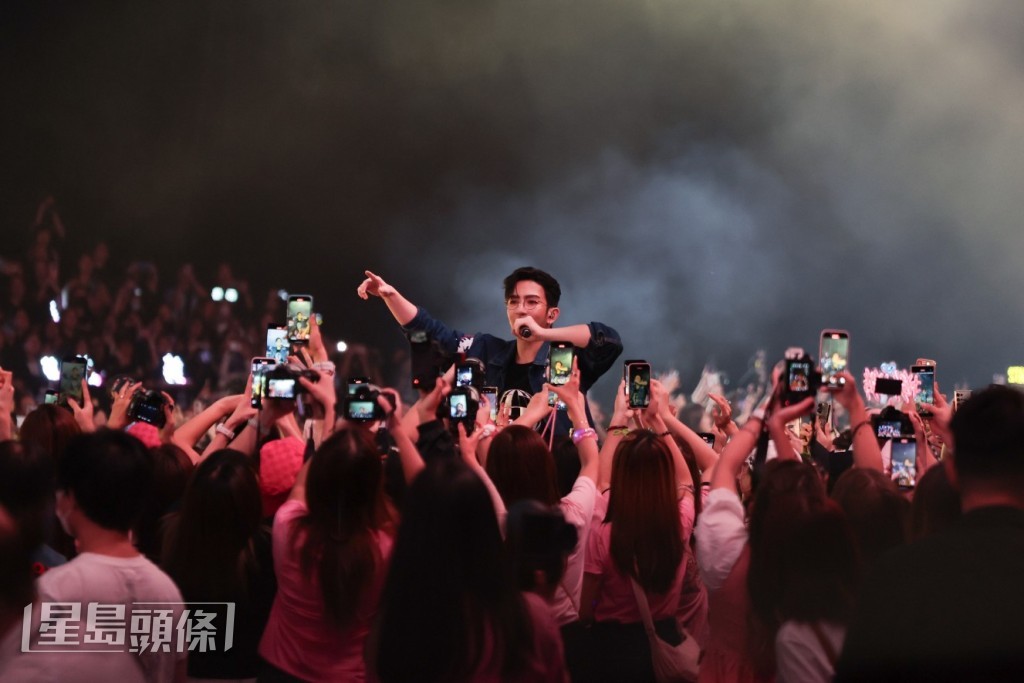 Anson Lo同粉丝距离好近！