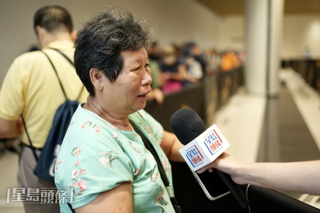 排在头几位的胡小姐表示,自己7点就来排队,预算1千元购买心仪的商品。刘骏轩摄 排在头几位的胡小姐表示,自己7点就来排队,预算1千元购买心仪的商品。刘骏轩摄