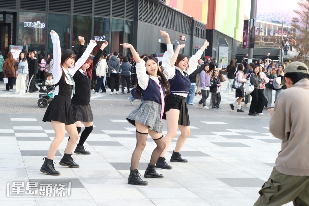 4位BLACKPINK女歌迷在場播歌跳舞，引來途人圍觀。
