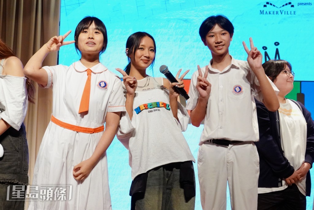 Marf同同學舉V合照。