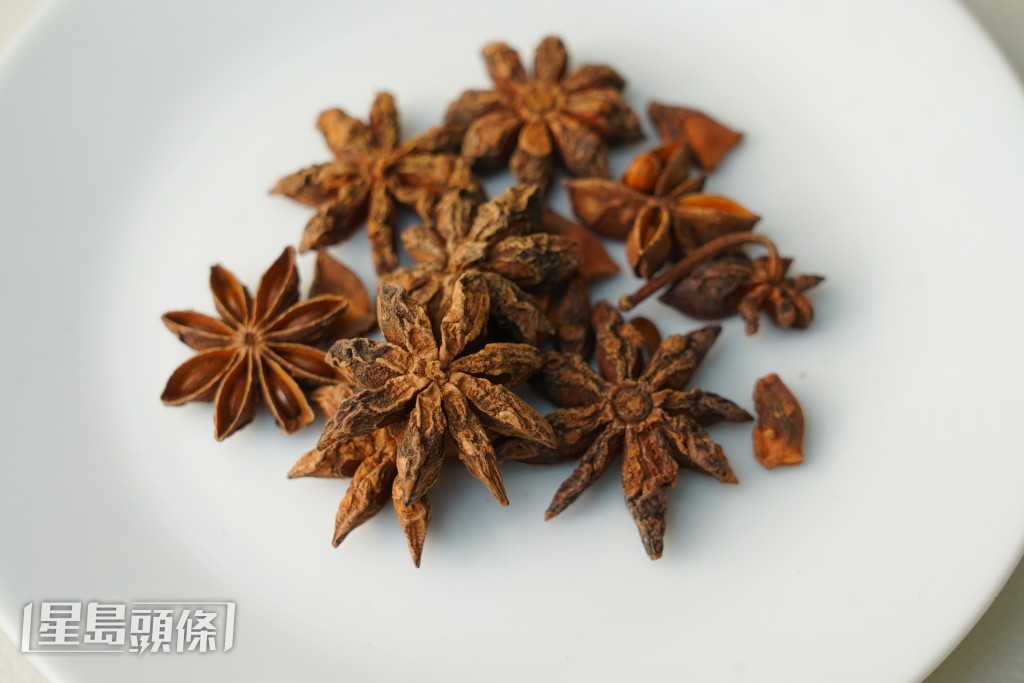 八角是中式滷水汁必備香料。 八角是中式滷水汁必備香料。