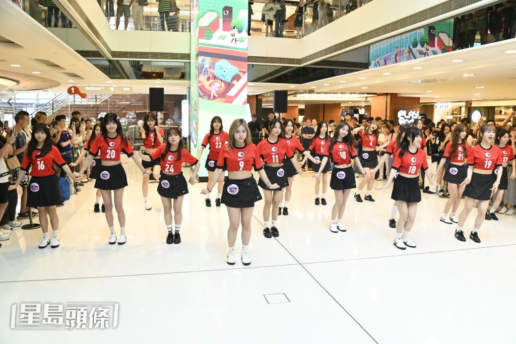 Idol Girls即場表演兩首歌。 Idol Girls即場表演兩首歌。