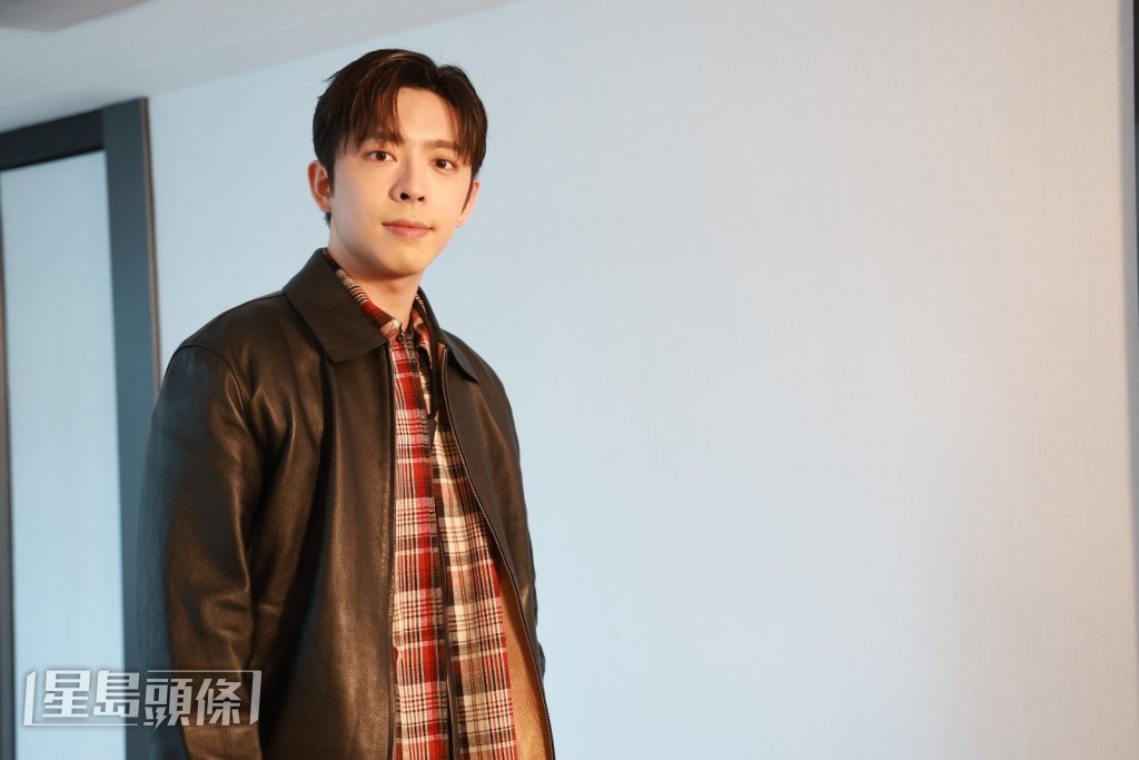 感受到對方喜劇泰斗的氣場，今次正式合作亦見到他別樹一幟的幽默，在他身上學到很多。