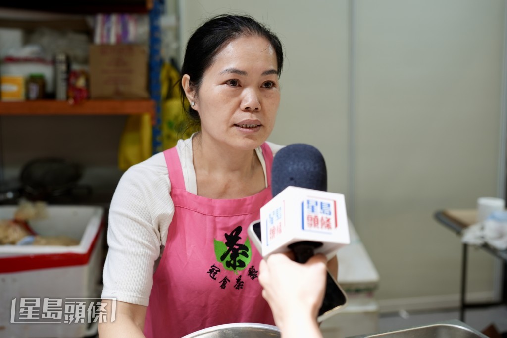 参展商负责人陈小姐指今年人流量较去年少,希望生意额与去年持平。 参展商负责人陈小姐指今年人流量较去年少,希望生意额与去年持平。