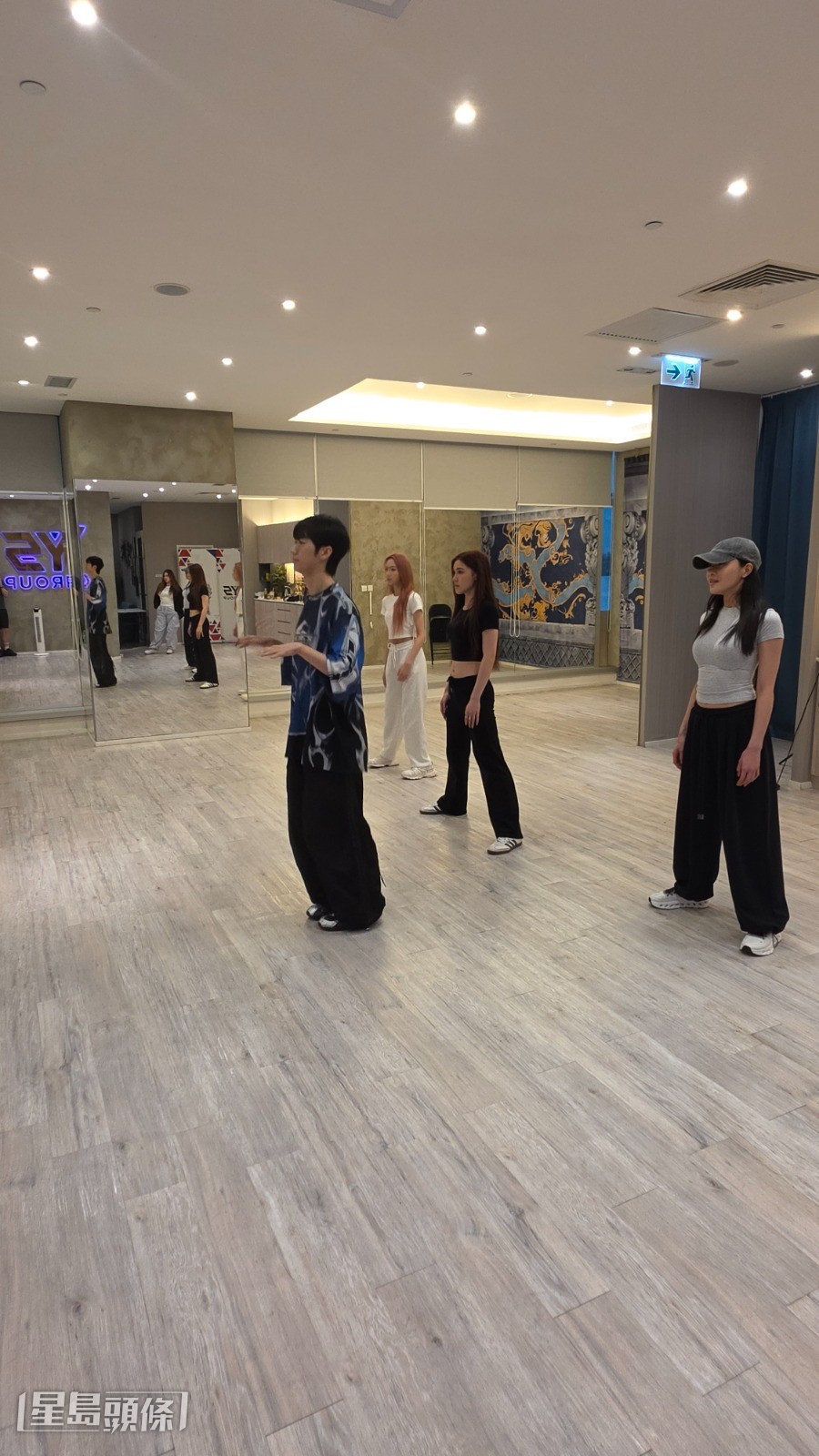 儘管課堂訓練強度極高、動作細節近乎苛刻,成員們仍每日投入大量時間苦練,咬牙堅持完成所有高難度動作。 儘管課堂訓練強度極高、動作細節近乎苛刻,成員們仍每日投入大量時間苦練,咬牙堅持完成所有高難度動作。