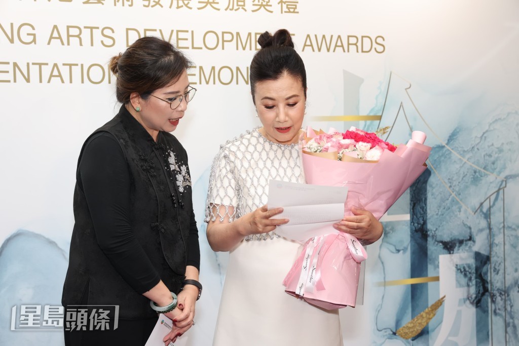 阿姐細閱信中內容。