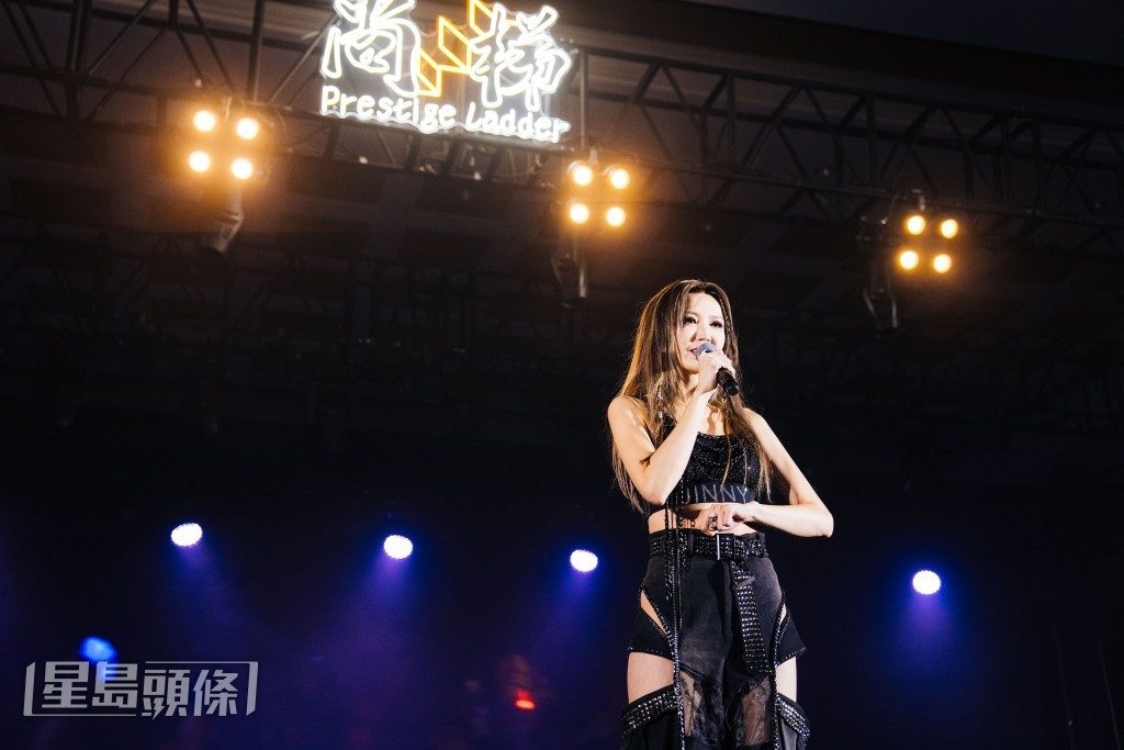 Jinny 說一直以來所唱的歌都是劇歌、情歌,但原來她都可以做一個跳唱歌手。 Jinny 說一直以來所唱的歌都是劇歌、情歌,但原來她都可以做一個跳唱歌手。