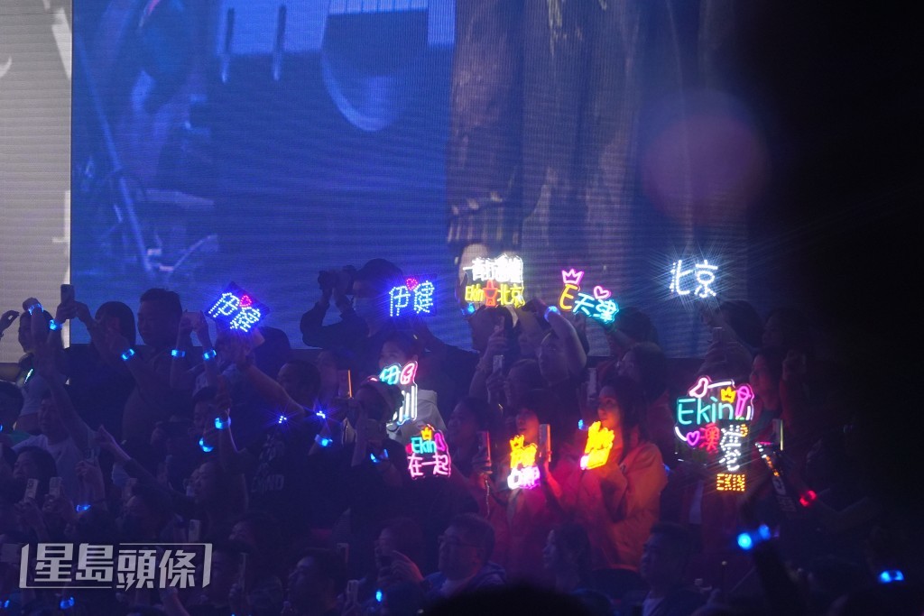 除了有澳門歌迷，還有香港及各地歌迷都揮動燈牌，氣氛熾熱。