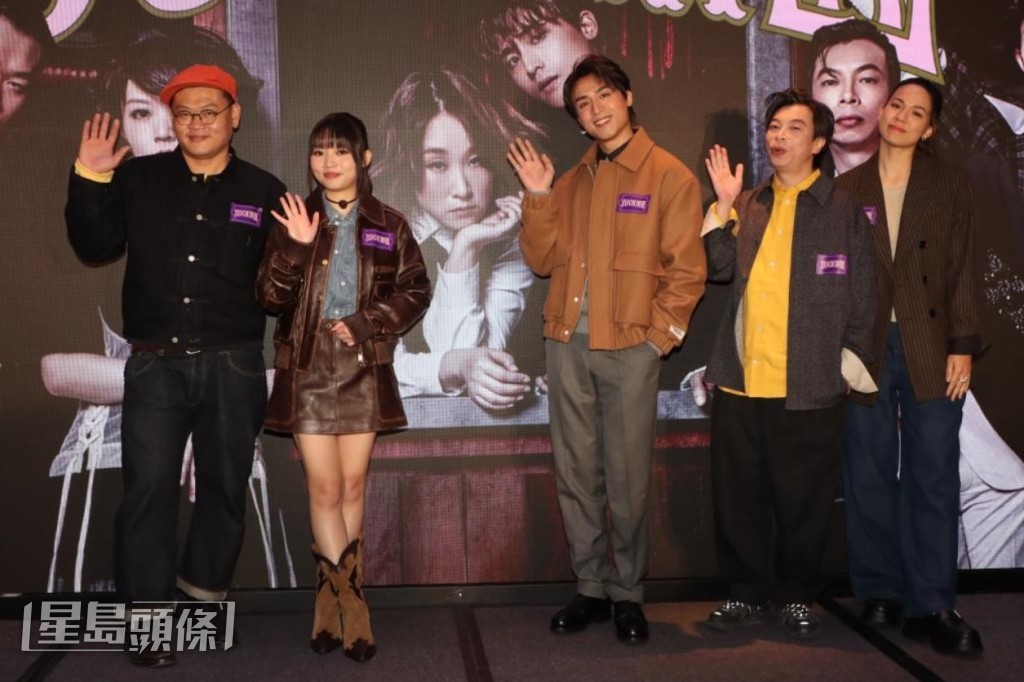 AK（右三）曾參演舞台劇《SUCK樂園》，與Rosa（右一）、童童（左二）早就合作過，同劇還有白只（左一）及楊偉倫（右二）。