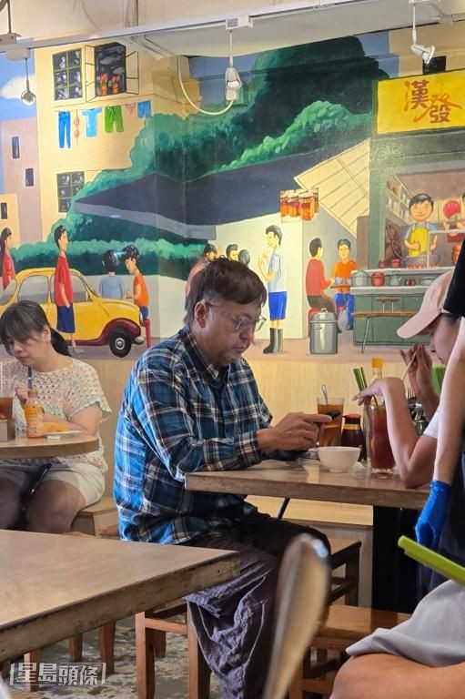 二人全程话不多,各自食面、林子萱望手机。 二人全程话不多,各自食面、林子萱望手机。