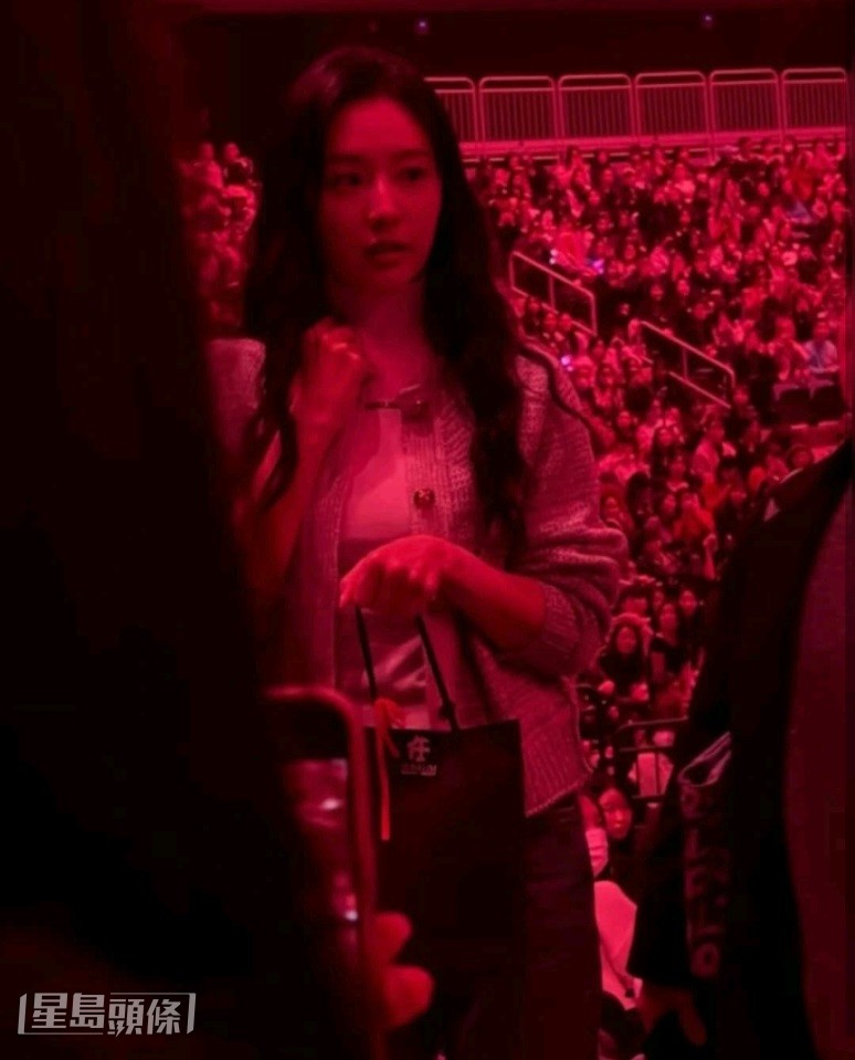 金智媛亦有來捧Jennie場。 金智媛亦有來捧Jennie場。