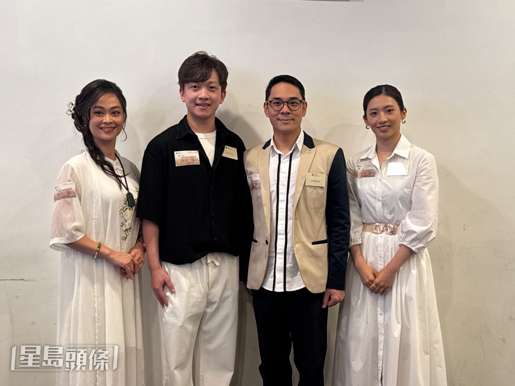 梁非同(左一)指今次是《鹿鼎記》首次改編成粵劇版本。 梁非同(左一)指今次是《鹿鼎記》首次改編成粵劇版本。