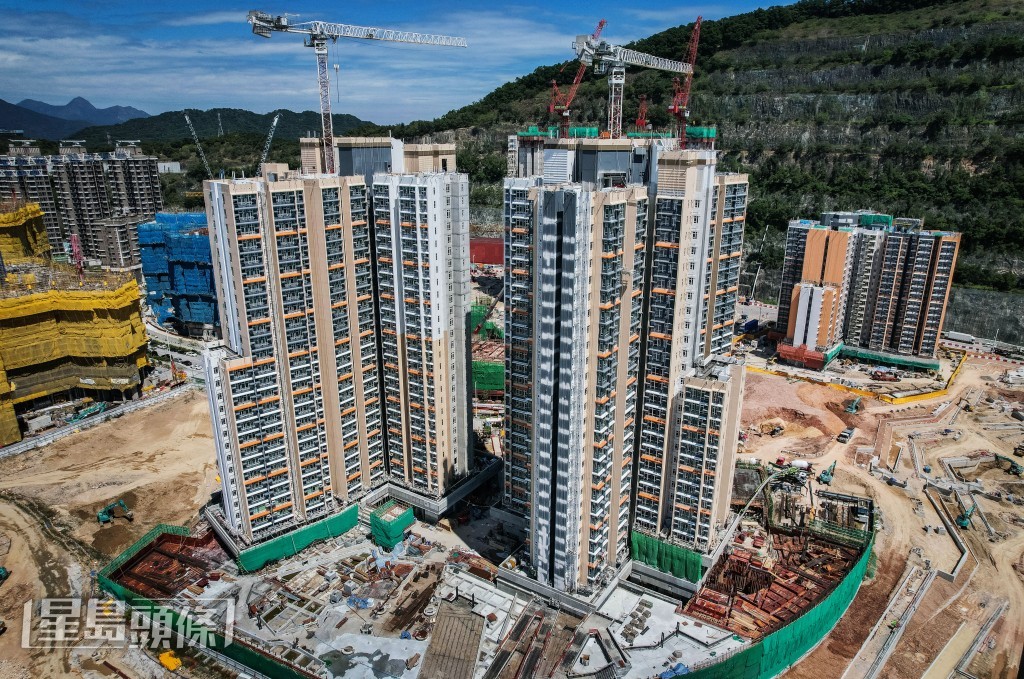 林振昇關注關於房屋的基本工程開支減少逾兩成。
