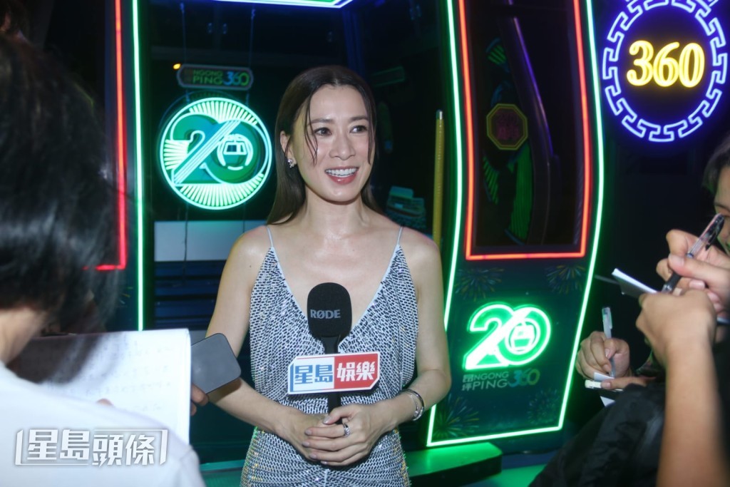 佘詩曼近日為母校協恩中學慶祝建校90周年，與昔日同窗及老師開心聚舊。