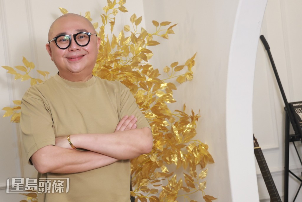 皆因他今時今日能夠身兼電台主持、金牌司儀及演員等多重身份,源自初出茅廬時首次放手一搏。 皆因他今時今日能夠身兼電台主持、金牌司儀及演員等多重身份,源自初出茅廬時首次放手一搏。