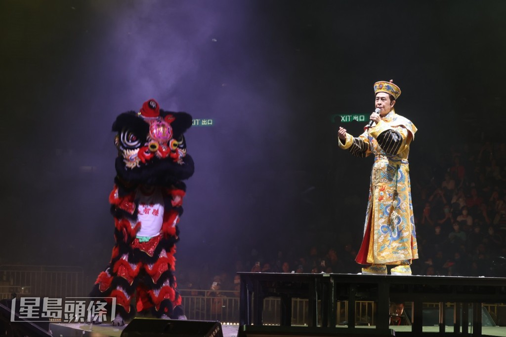 葉振棠穿上皇帝衣服。