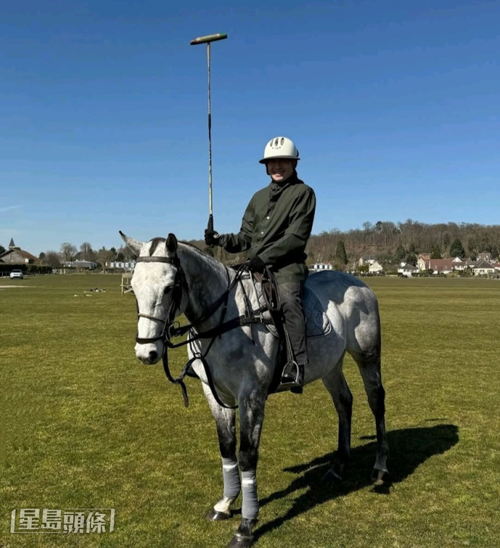 向展鵬自幼開始騎馬，馬術精湛的他更識得打馬球。