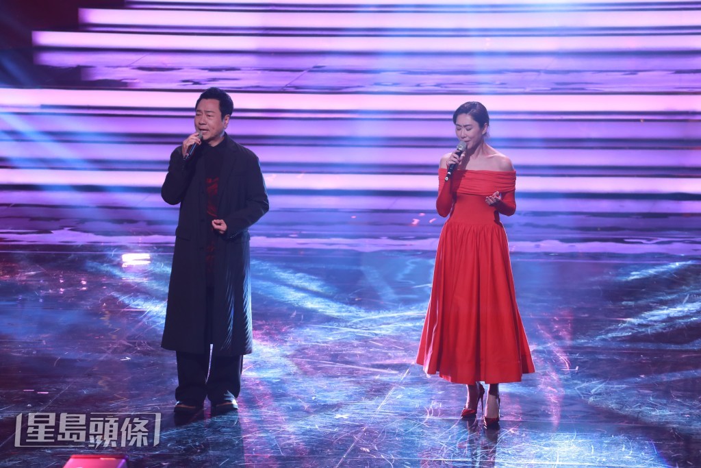 黎耀祥、胡定欣在《歡樂滿東華2024》唱出歌曲籌款。 黎耀祥、胡定欣在《歡樂滿東華2024》唱出歌曲籌款。