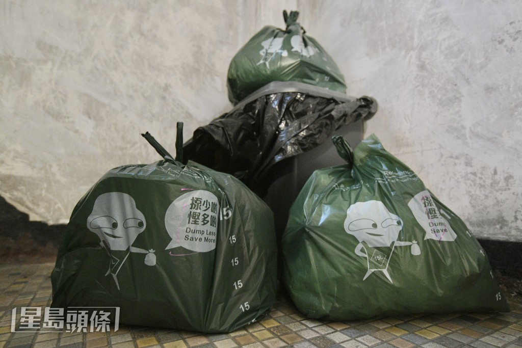 「先行先試」計劃中位于長沙灣的一幢試點大廈，居民仍按照指定垃圾袋要求裝好垃圾。陳浩元攝