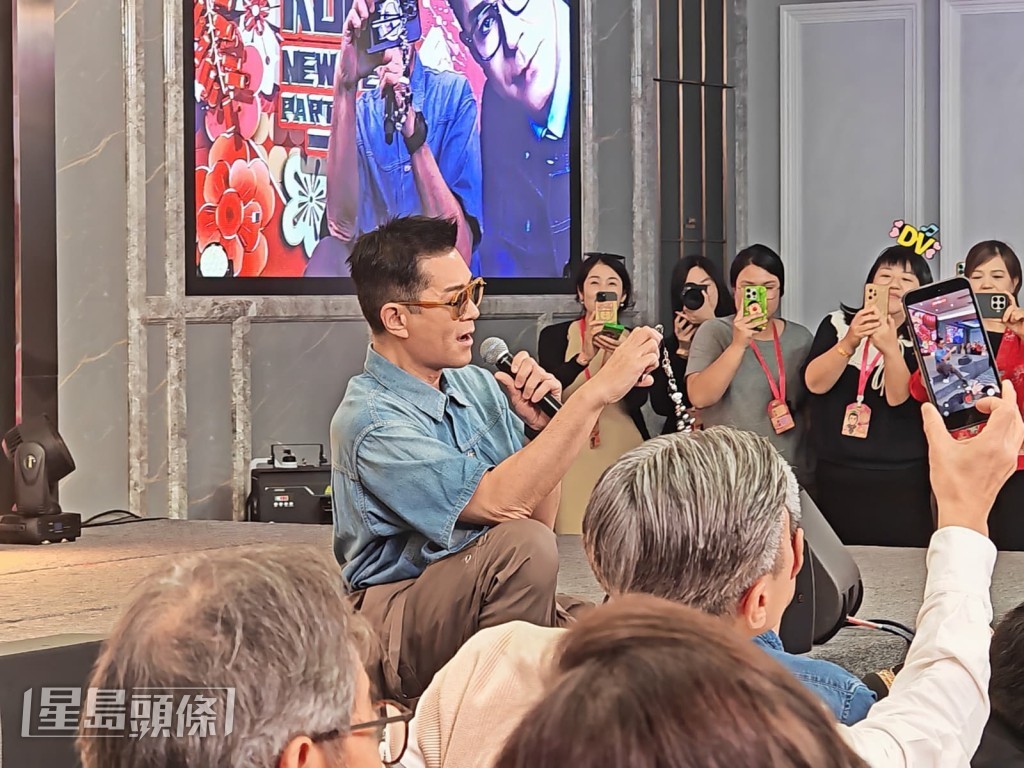 似開演唱會多過聚會。 似開演唱會多過聚會。