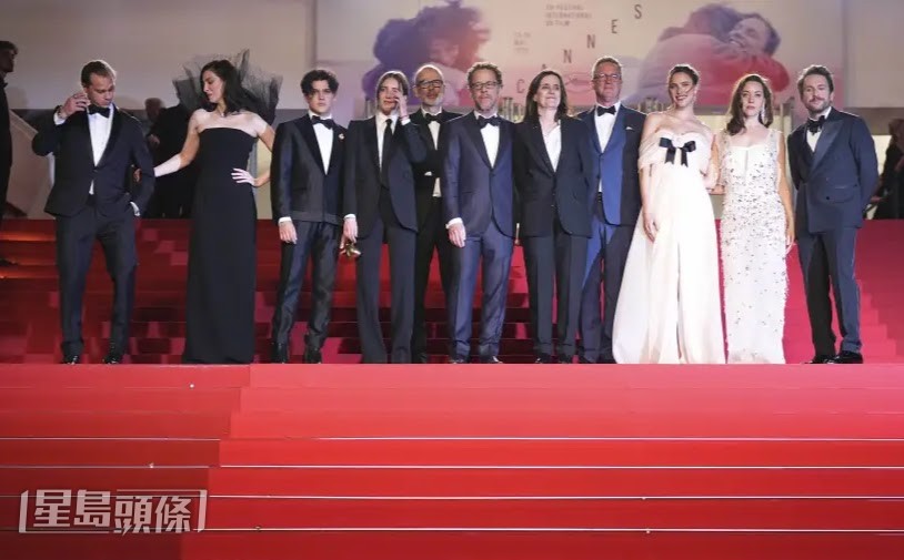 名導伊頓高安(中)率領新作《Honey Don’t》團隊,現身康城影展「午夜展映」單元。(美聯社) 名導伊頓高安(中)率領新作《Honey Don’t》團隊,現身康城影展「午夜展映」單元。(美聯社)