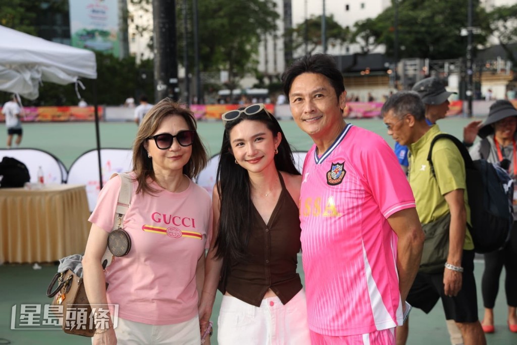 關禮傑太太和女兒關楓馨亦到場支持。 關禮傑太太和女兒關楓馨亦到場支持。