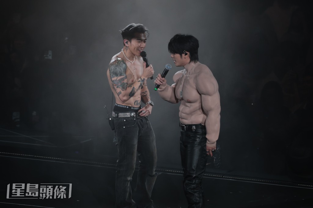 二人又表演震波。 二人又表演震波。