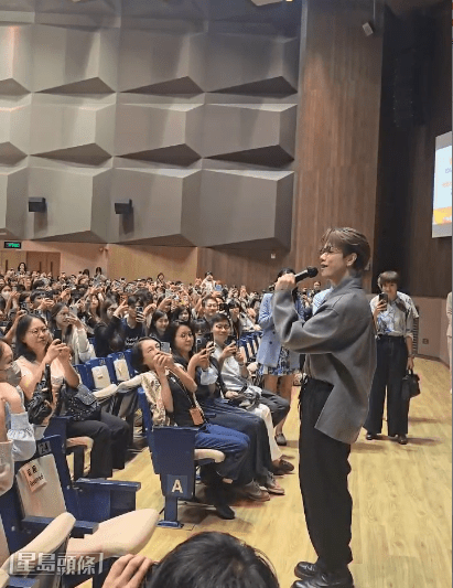 全场同学大叫清唱，向来对诉求有求必应的轩仔难敌同学们的热情。