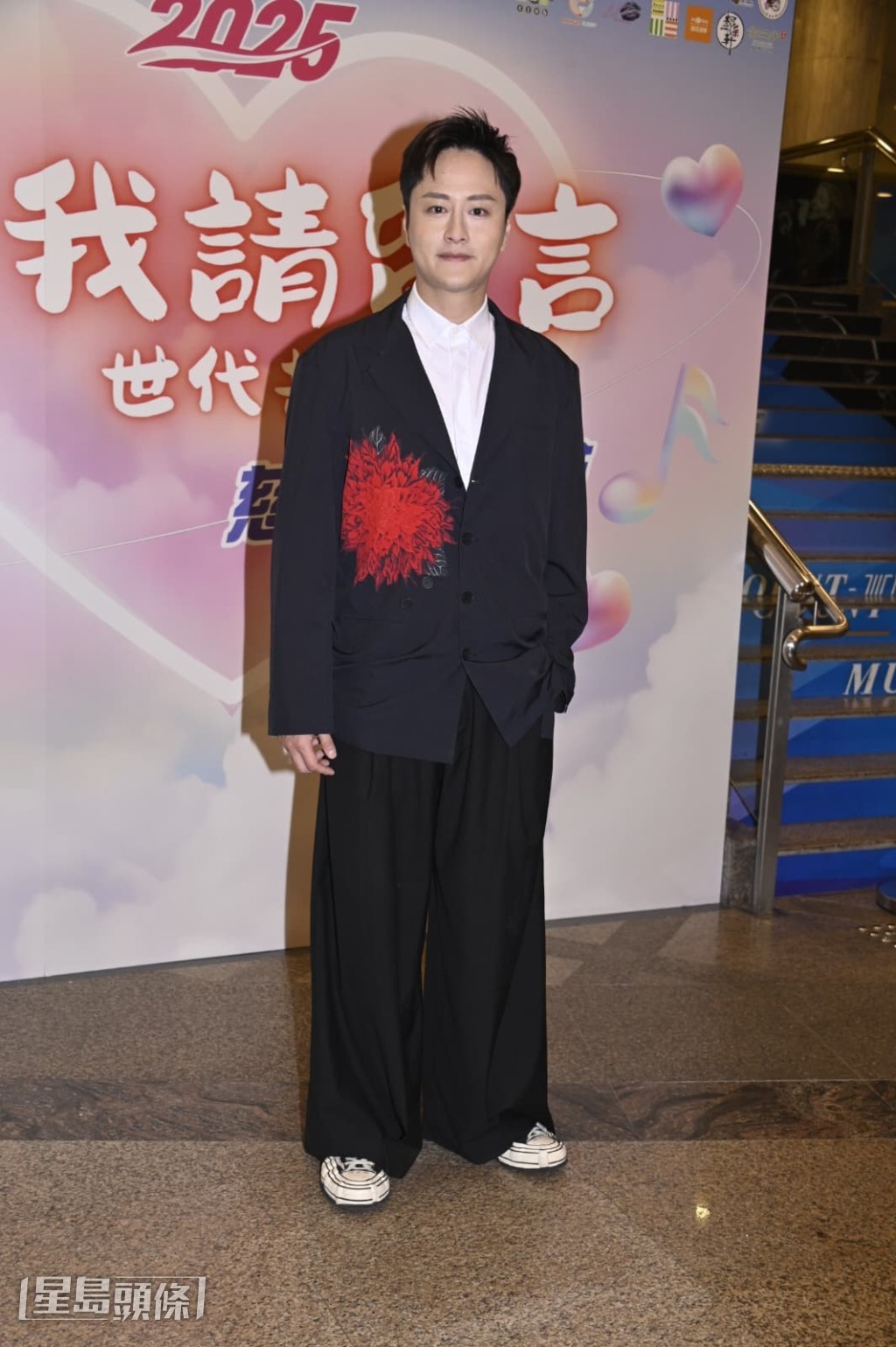 謝東閔透露剛在馬來西亞拍戲,今次與金剛和李元玲合作拍賀歲片。 謝東閔透露剛在馬來西亞拍戲,今次與金剛和李元玲合作拍賀歲片。